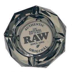 Der RAW Kristallglas Aschenbecher Darkside ist ein stilvolles und hochwertiges Accessoire, das die typische Ästhetik der Marke RAW in  in einer eleganten und dezenten Farbvariante.