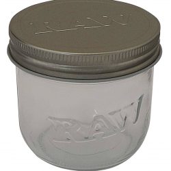 🏺 RAW Mason Glass Jar (10 oz)Das RAW Mason Glass Jar (10 oz) ist die größere Variante der RAW Aufbewahrungsgläser im klassischen Design und bietet mehr Kapazität bei gleicher hochwertiger Materialqualität.Eigenschaften im ÜberblickDesign: Traditionelles, rundes Mason-Jar-Design – bekannt für seine Stabilität und Zuverlässigkeit.Material:Behälter: Gefertigt aus klarem, transparentem Glas, das hygienisch und geruchsneutral ist.Deckel: Aus robustem Aluminium gefertigter Schraubdeckel in silberner Farbe.Größe und Kapazität:Fassungsvermögen: Für 10 oz Inhalt (Ounces), was einem Gewicht von ca. $285\text{ g}$ entspricht.Maße: Mit einem Durchmesser von ca. $\text{ø } 90\text{ mm}$ und einer Höhe von ca. $82\text{ mm}$ ist dieses Glas höher als die 6-oz-Version, behält aber den gleichen Stellflächen-Durchmesser.Verwendung: Ideal zur frischen und diskreten Lagerung von größeren Mengen Kräutern oder trockenen Materialien. Der Schraubverschluss sorgt für einen festen Sitz, der den Inhalt vor Luft und Feuchtigkeit schützt.VorteileVergrößerte Kapazität: Bietet fast doppelt so viel Volumen wie das 6-oz-Glas.Hygienisch und Geruchsneutral: Glas gewährleistet, dass der Geschmack und das Aroma des Inhalts unverfälscht bleiben.Zuverlässiger Verschluss: Der Aluminium-Schraubdeckel sichert den Inhalt zuverlässig.Das RAW Mason Glass Jar (10 oz) ist die perfekte Wahl für alle, die eine größere, langlebige und bewährte Aufbewahrungslösung im authentischen RAW-Stil benötigen.